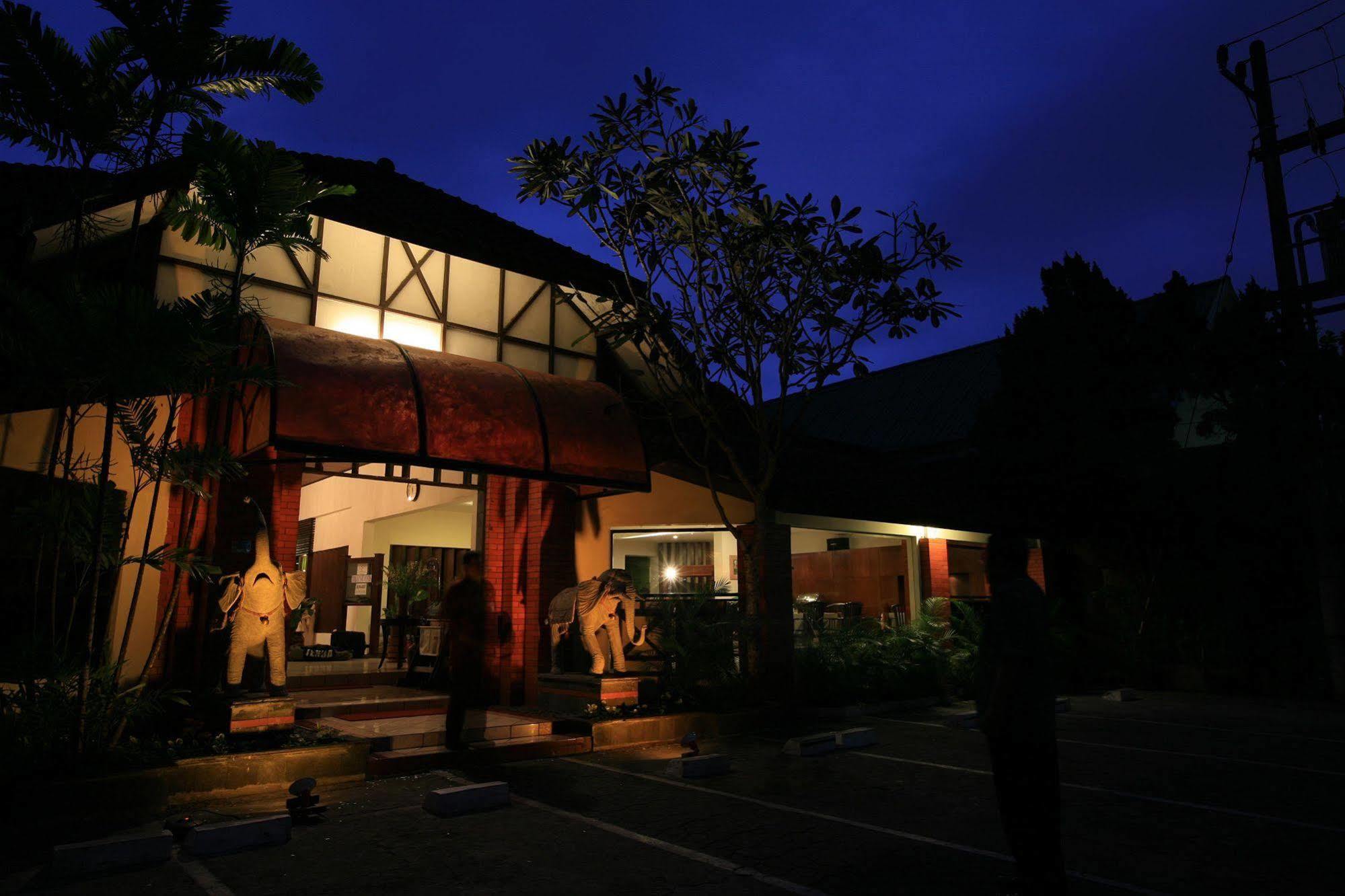 Hotel Montana Malang Extérieur photo
